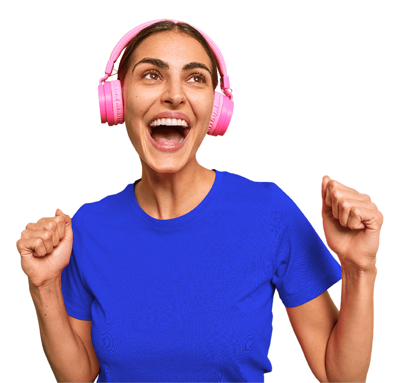 Deine Freude beim Musikhören, junge Frau mit pinken Kopfhörern und blauer Sportshirt, emotionale Begeisterung, Musikliebhaber, Glück und Energie, positive Stimmung, Lifestyle, Musik-Entertainment, junge Erwachsene, Unterhaltung.