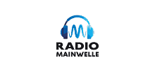 Radio Mainwelle Logo mit Kopfhörern, schwarzem Text und blauer Wellenlinie, symbolisiert lokale Radioprogramme und Radiohörigkeit in Mainwelle, Deutschland.