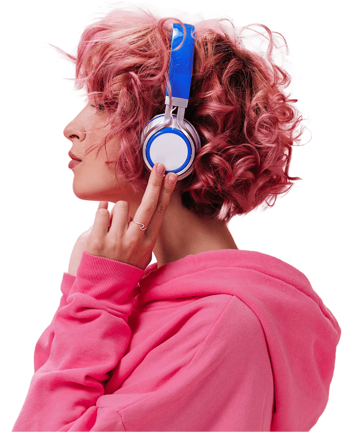 Kopfhörer, Frau mit pinken lockigen Haaren, entspannt beim Musikhören, Mode & Lifestyle, junge Frau in rosa Hoodie, Musik und Klangqualität, modern, Lifestyle und Musik, Freizeit und Entertainment.