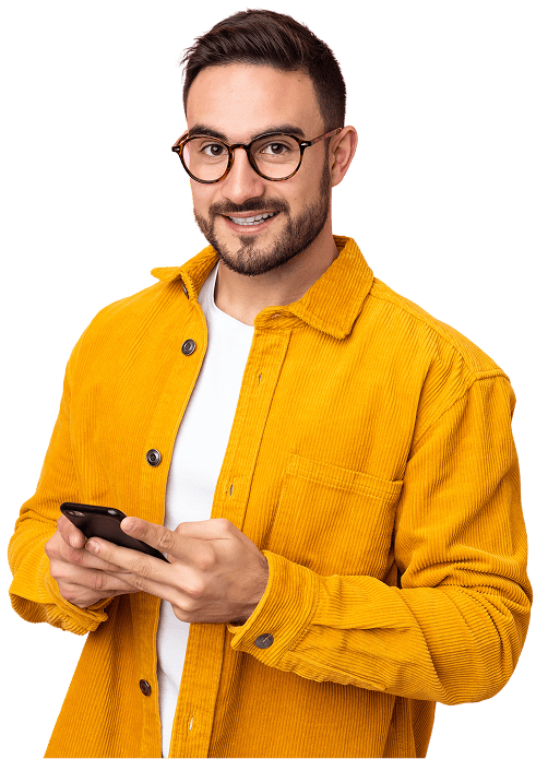 Modernes Porträt eines Mannes mit Brille, gelber Jacke und Smartphone, freundlich lächelnd, vor einem neutralen Hintergrund - ideal für Lifestyle- oder Technologie-Bilder.