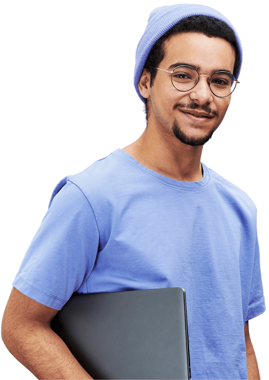 Verschwommene junge männliche Person mit Brille und Laptop, trägt einen blauen Pullover und Beanie, steht vor transparentem Hintergrund.