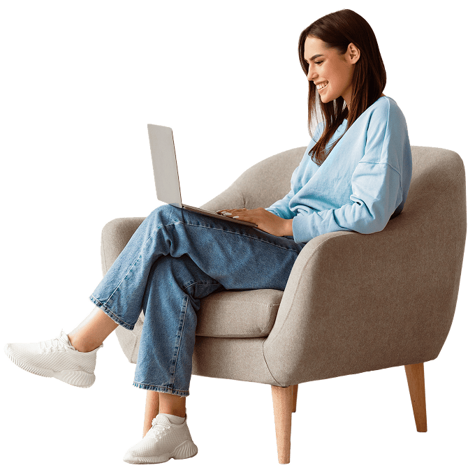 Bequemer junge frau sitzt auf einem modernen sessel mit laptop, home office, entspannt und produktiv, casual mode, technologie und arbeitsplatz, wohnzimmer, digitale arbeit, lifestyle.