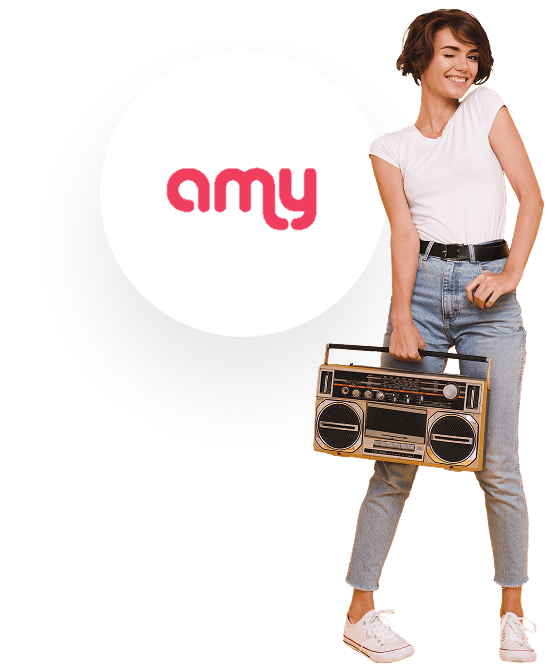 Retro-Kassette-Player und junge Frau mit Kurzhaarfrisur, stilvollem Outfit, lachend, vor einem kreativ gestalteten Hintergrund mit Logo „amy“ – modernes Retro-Design, Musik, Lifestyle, junge Generation, modisch.