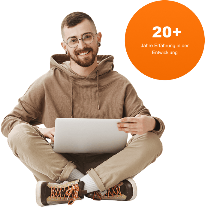 Cashab, junger Mensch im hellbraunen Hoodie sitzend mit Laptop, lächelnd, vor grünem Hintergrund.